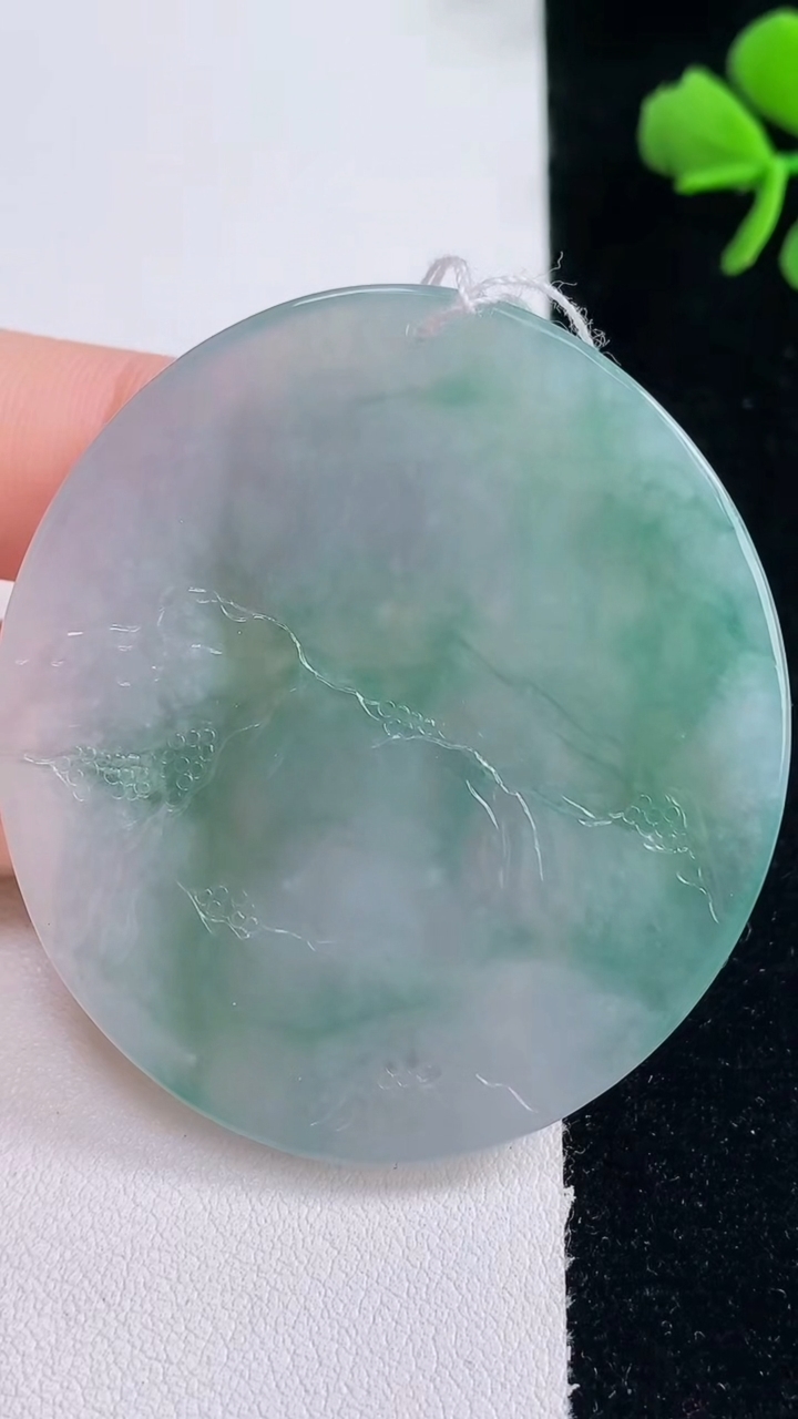 天然A货翡翠牌吊坠，尺寸53-47.7-5.5，重量:30.67g
12月30日