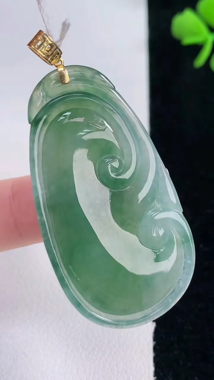 天然A货翡翠如意吊坠，尺寸44.4-24.8-6.2，重量:12.57g
12月30日
