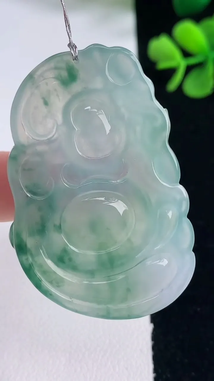 天然A货翡翠种飘花逍遥佛吊坠，尺寸48.8-32.5-5.2，重量:15.63g
12月30日