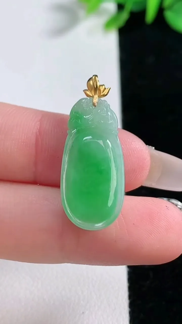 天然A货翡翠福瓜吊坠，尺寸24-11.8-4.1，重量:2.60g
12月30日