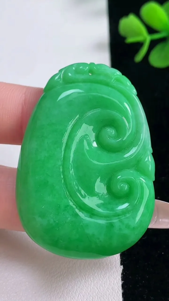 天然A货翡翠如意吊坠，尺寸48.5-33.4-5.8，重量:21.11g
12月30日