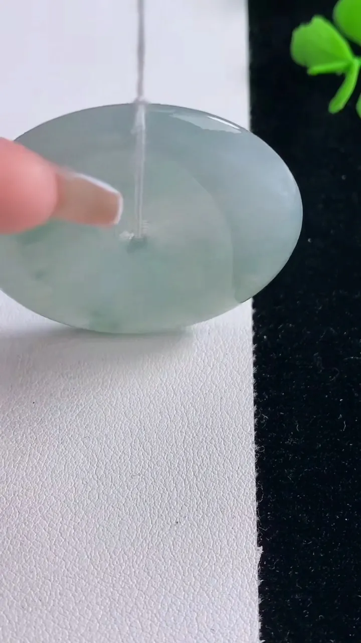 天然A货翡翠冰种飘花平安扣吊坠，尺寸43.8-5.9，重量:25.29g
12月30日