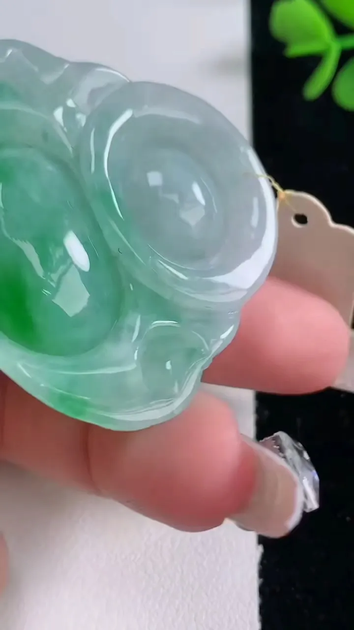 天然A货翡翠佛公吊坠，尺寸39.8-43-11.5，重量:26.48g
12月30日