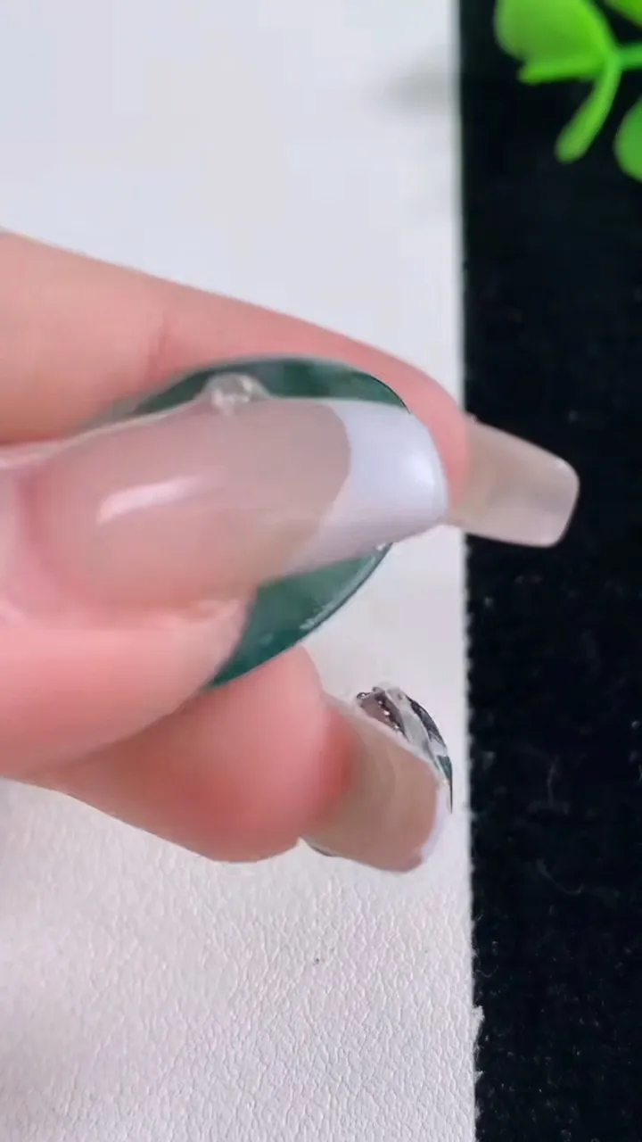 天然A货翡翠冰种飘花平安扣吊坠，尺寸29.6-5，重量:9.08g
12月30日