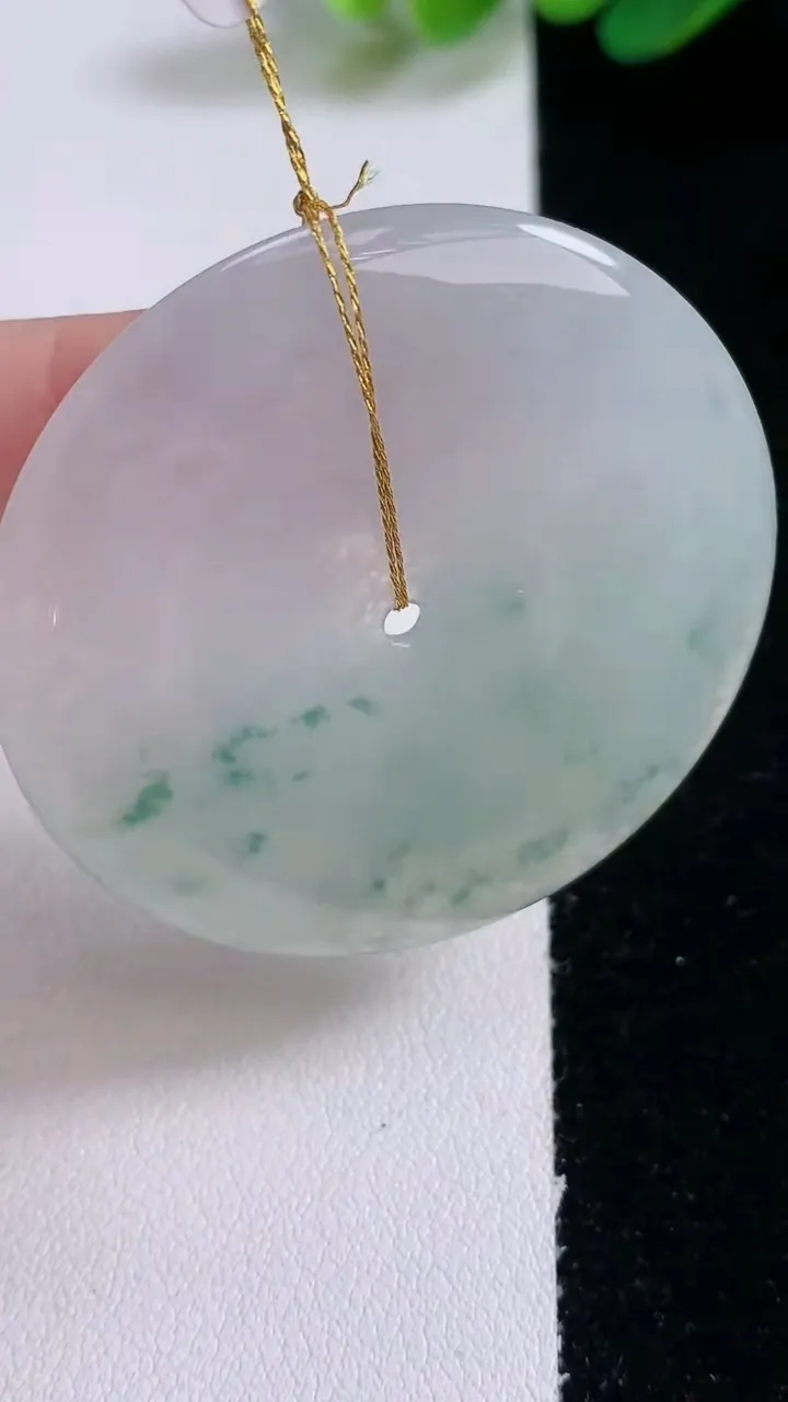 天然A货翡翠冰种飘花平安扣吊坠，尺寸45.6-5.8，重量:24.67g
12月30日