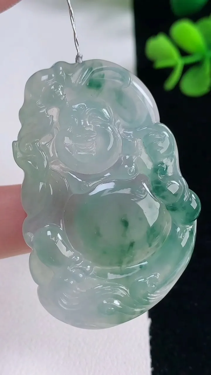 天然A货翡翠种飘花逍遥佛吊坠，尺寸48.8-32.5-5.2，重量:15.63g
12月30日