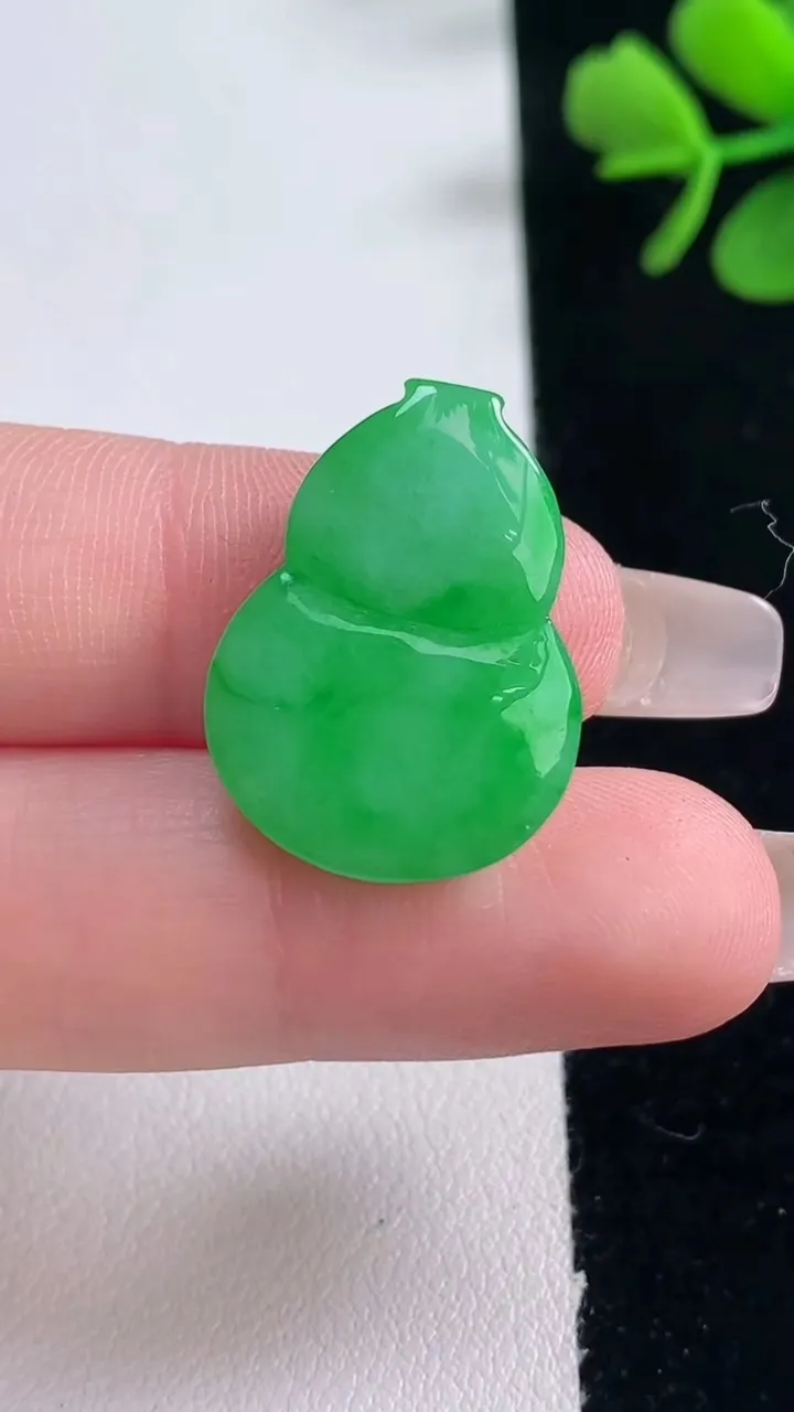 天然A货翡翠葫芦镶嵌件，尺寸23-17-5.7，重量:3.95g
12月30日