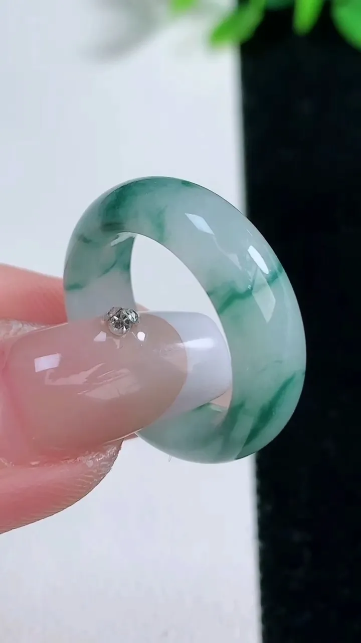 天然A货翡翠冰种飘花指环戒指，尺寸17-6.4-3.4，重量:4.52g2025年12月30日
工厂直销收藏佳品,种好水足，色泽均匀，有种有色，上手高大气！