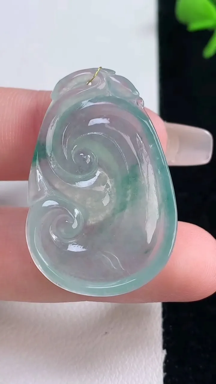 天然A货翡翠冰种飘花如意吊坠，尺寸36-23.6-4.4，重量:7.06g
12月30日