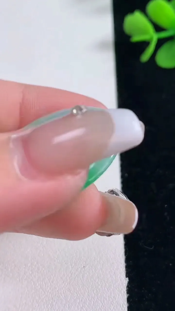 天然A货翡翠平安扣吊坠，尺寸32-5.4，重量:13.16g
12月30日