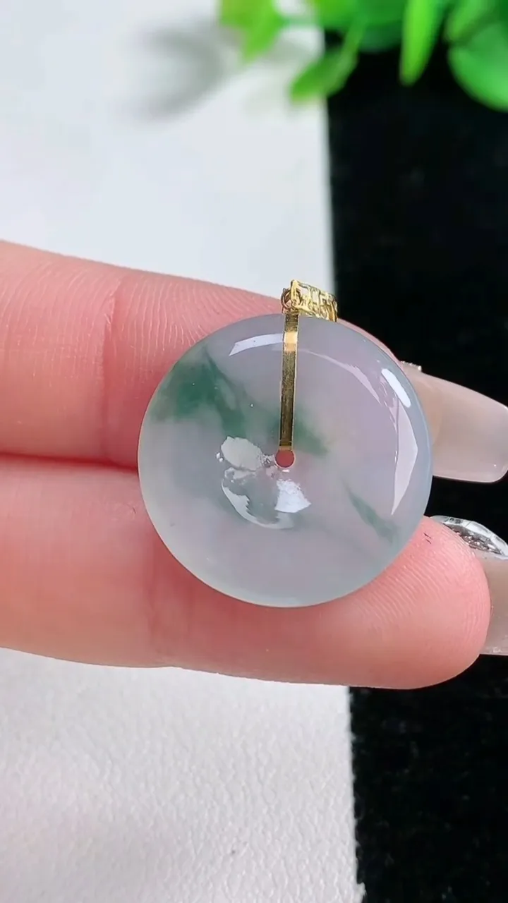 天然A货翡翠种飘花平安扣吊坠，尺寸21-3.7，重量:3.69g
12月30日