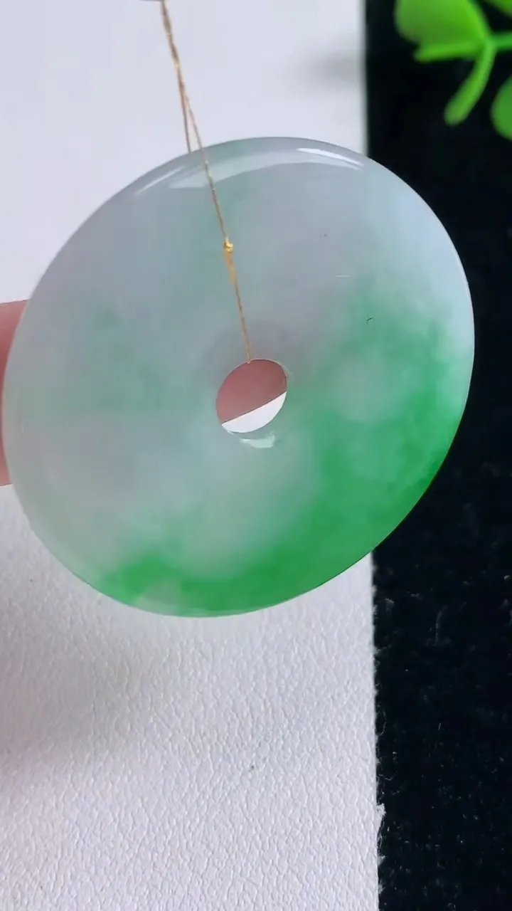 天然A货翡翠平安扣吊坠，尺寸37.5-3.9，重量:13.33g
12月30日