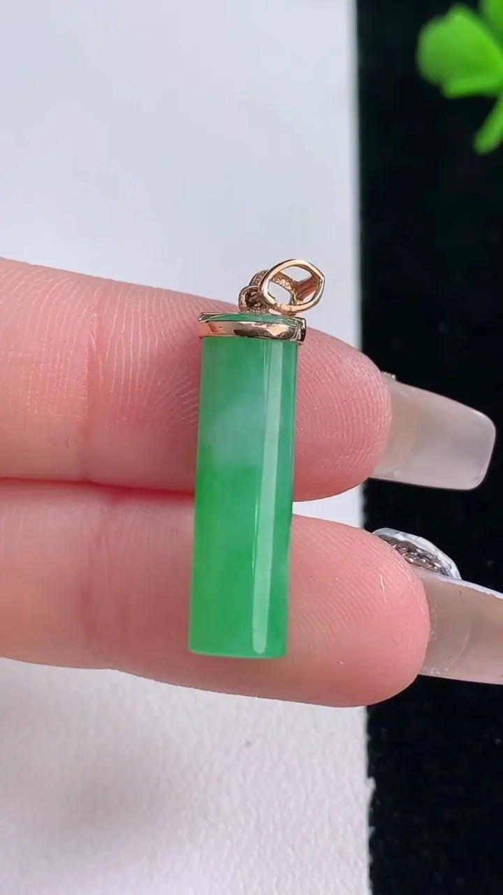 天然A货翡翠无事牌吊坠，尺寸23-6.5-5.4，重量:2.50g
12月30日