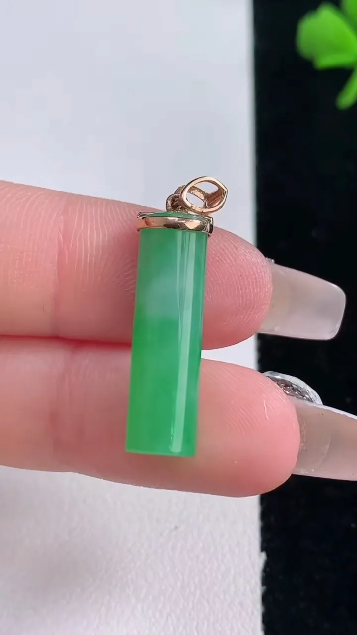 天然A货翡翠无事牌吊坠，尺寸23-6.5-5.4，重量:2.50g
12月30日