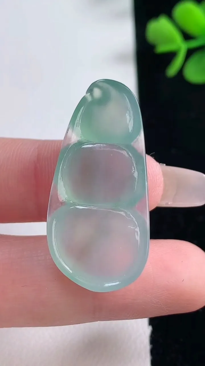 天然A货翡翠福豆吊坠，尺寸35-17-5.9，重量:6.56g
12月30日