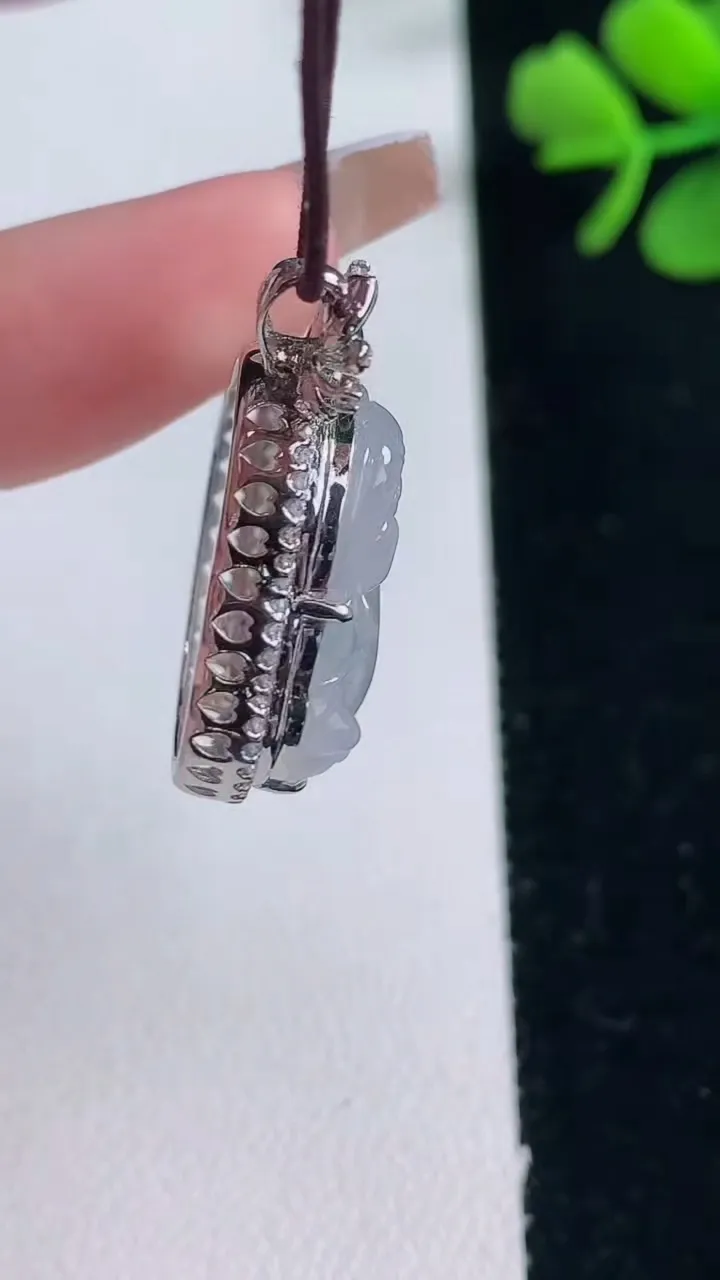 天然A货翡翠种飘花佛公吊坠，尺寸29.6-23.3-8.7，裸石19.5-20.6重量:4.54g
12月30日