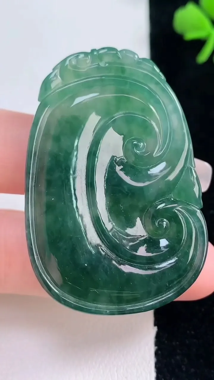 天然A货翡翠冰种飘花如意吊坠，尺寸48.7-32.6-6.2，重量:21.61g
12月30日