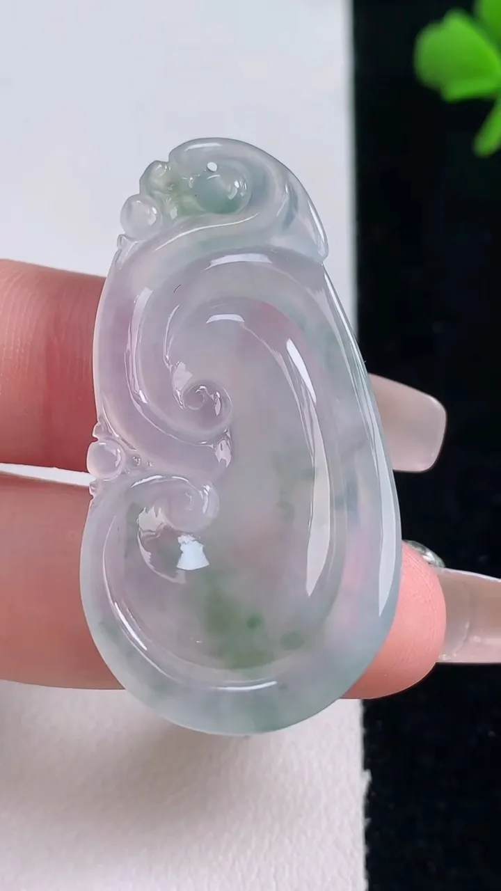 天然A货翡翠冰种飘花如意吊坠，尺寸42.7-21.3-6，重量:7.64g
12月30日