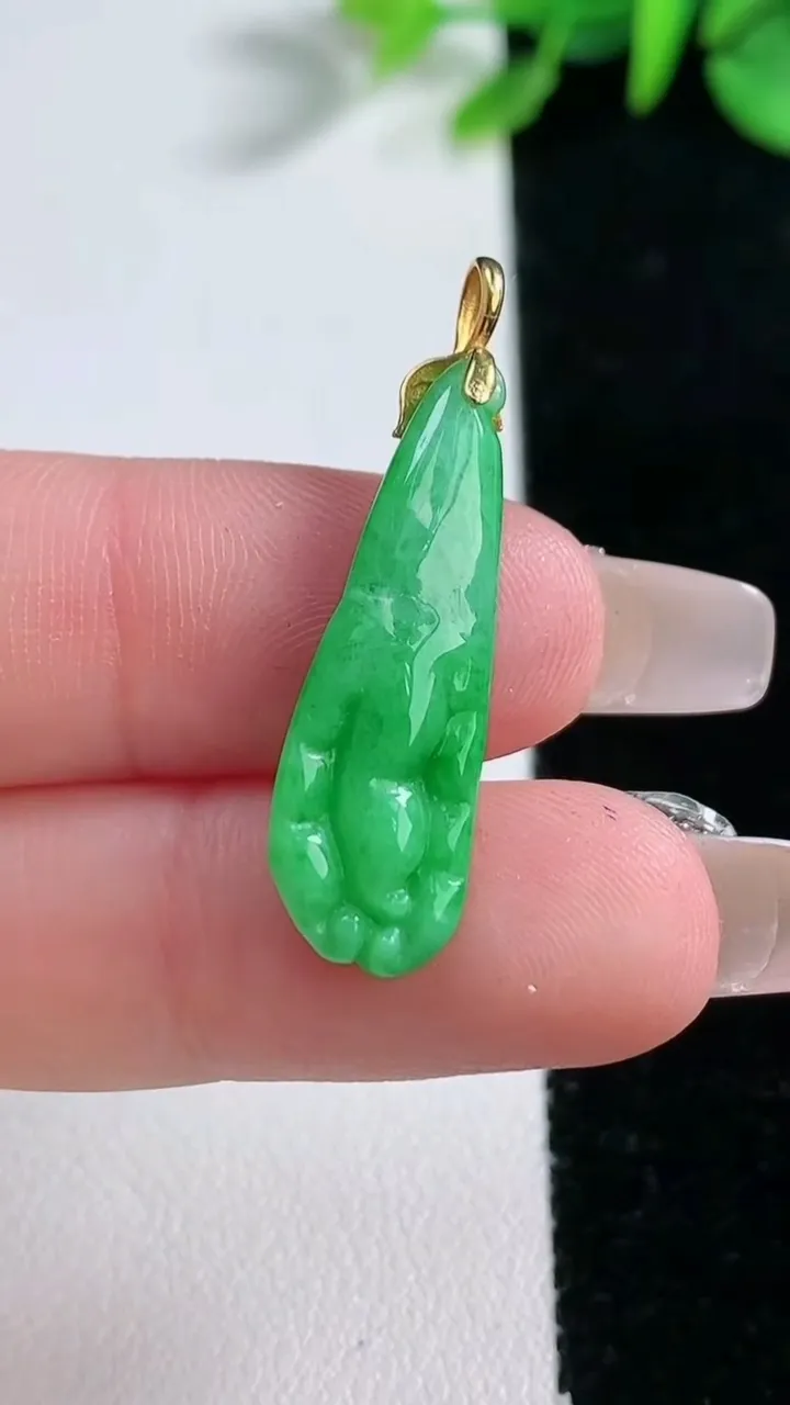 天然A货翡翠佛手瓜吊坠，尺寸24.8-9.2-4.4，重量:1.84g
12月30日