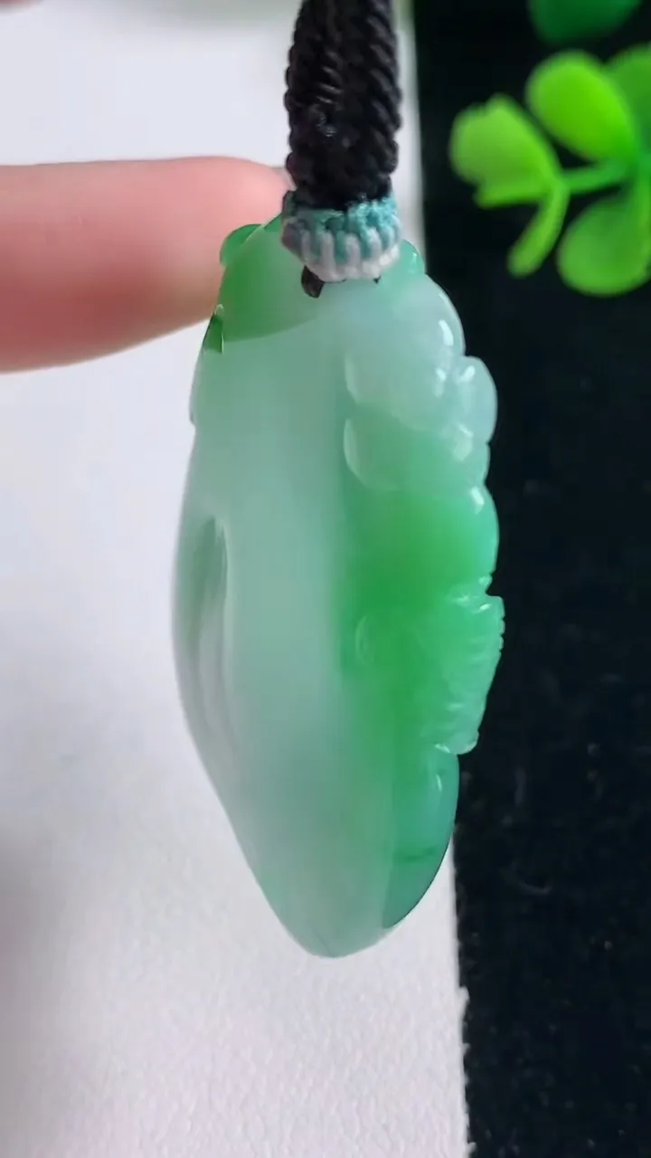 天然A货翡翠鸟语花香吊坠，尺寸48-35.6-7.5，重量:30.95g
12月30日