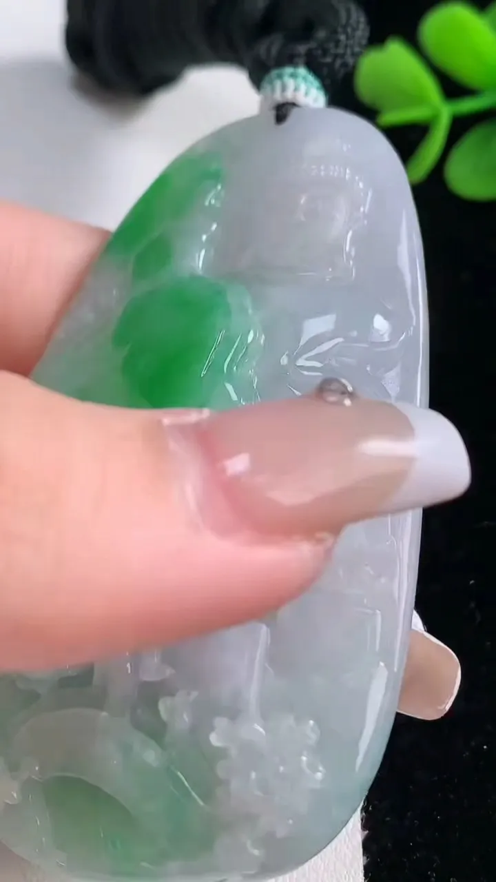 天然A货翡翠山水佛头吊坠，尺寸70-41.4-13.2，重量:67.98g
12月30日