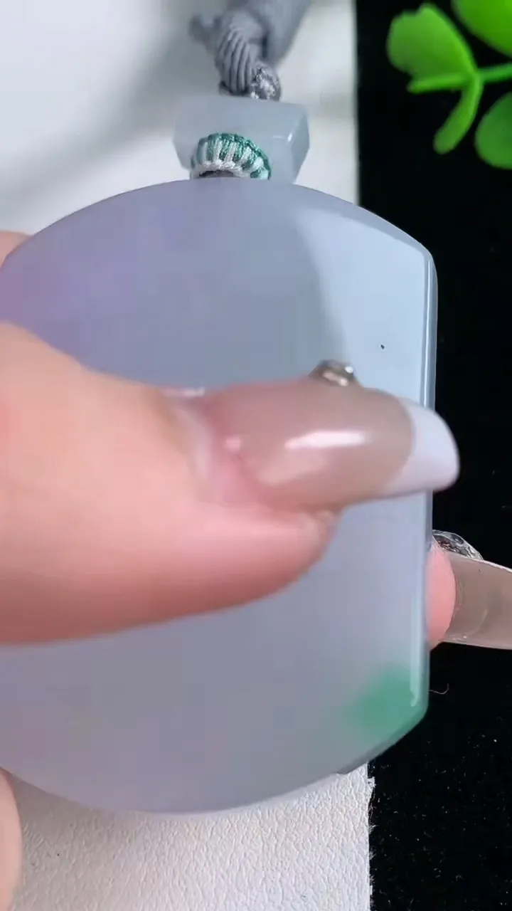 天然A货翡翠春带彩紫罗兰无事牌吊坠，尺寸55.8-42.5-5.7，重量:44.50g
12月30日