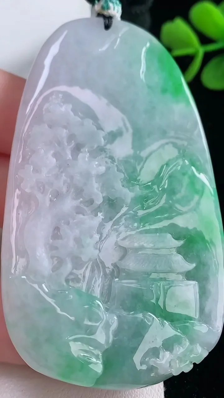 天然A货翡翠山水佛头吊坠，尺寸70-41.4-13.2，重量:67.98g
12月30日