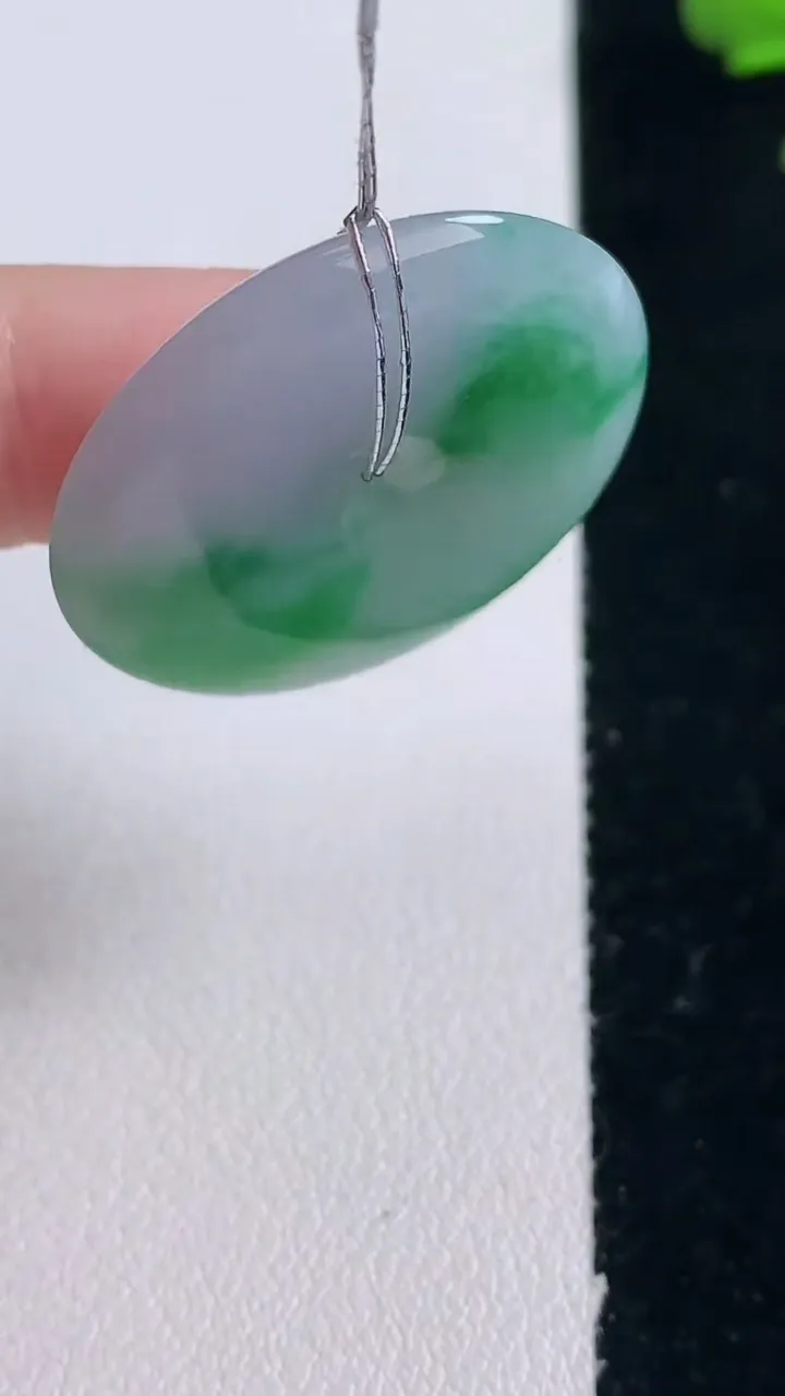 天然A货翡翠平安扣吊坠，尺寸29-5.4，重量:10.95g
12月30日