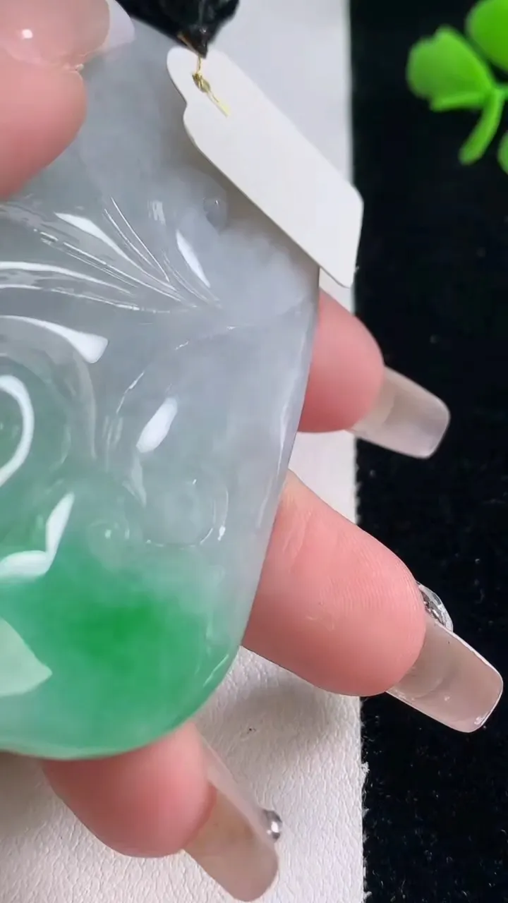 天然A货翡翠麒麟吊坠，尺寸66.4-43.2-10.8，重量:71.87g
12月30日