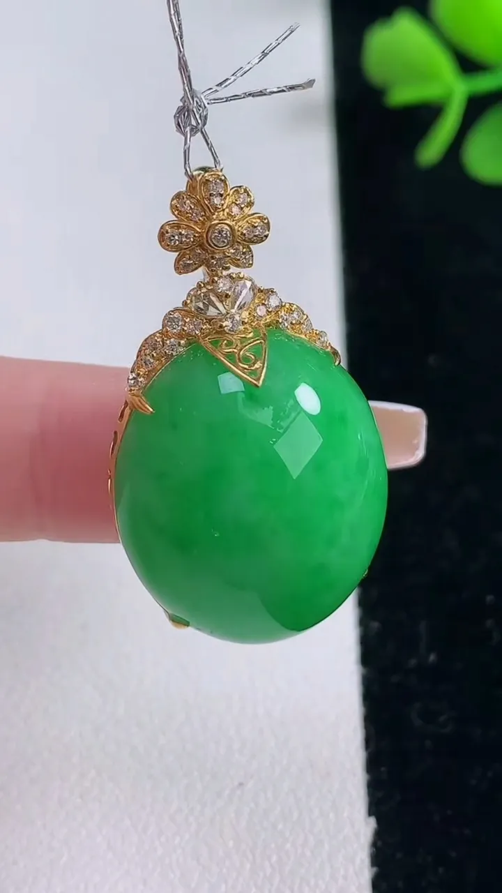 天然A货翡翠蛋面吊坠，尺寸32.7-22.2-18.5-10.8，重量:9.11g
12月30日