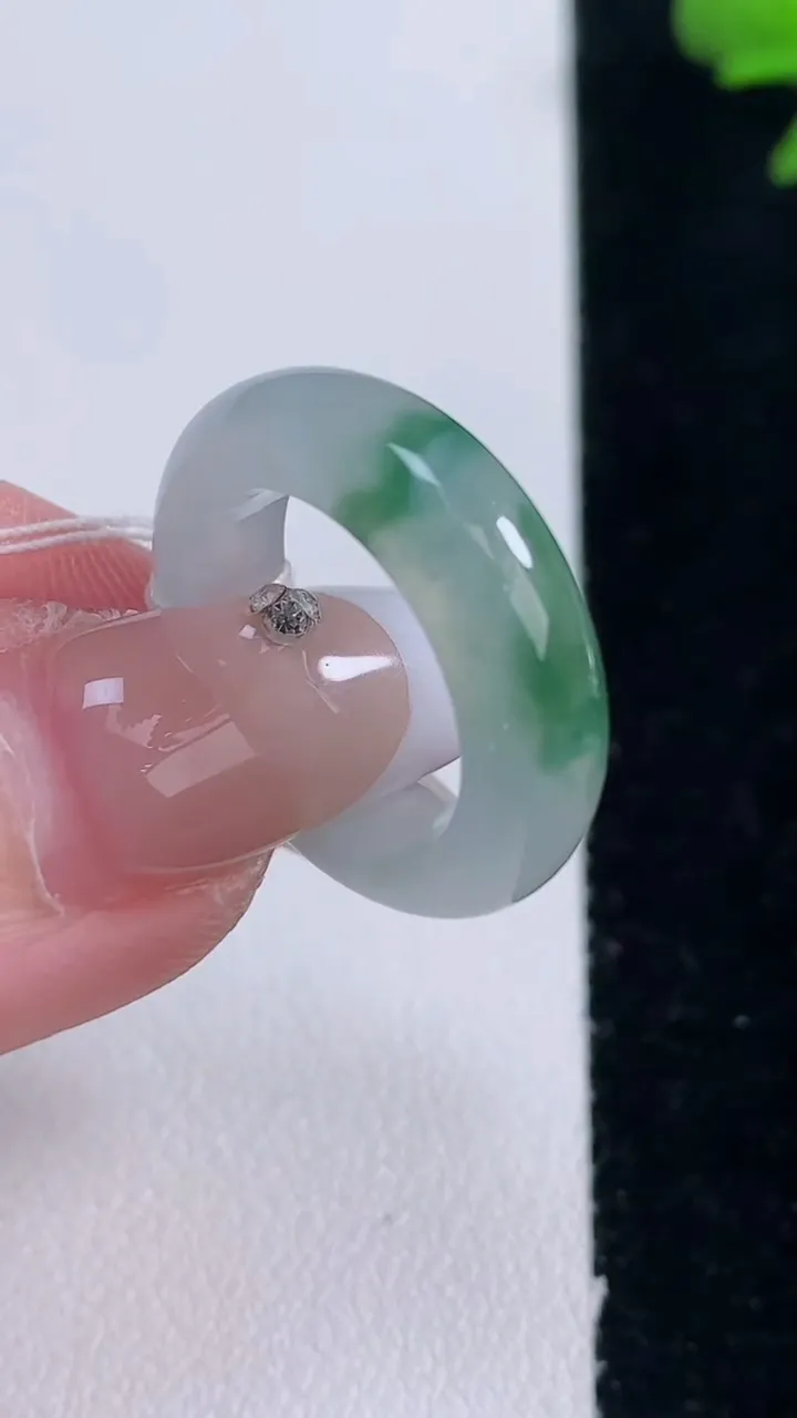 天然A货翡翠冰种飘花指环戒指，尺寸15.5-5.6-3.6，重量:4.15g2025年12月30日
工厂直销收藏佳品,种好水足，色泽均匀，有种有色，上手高大气！