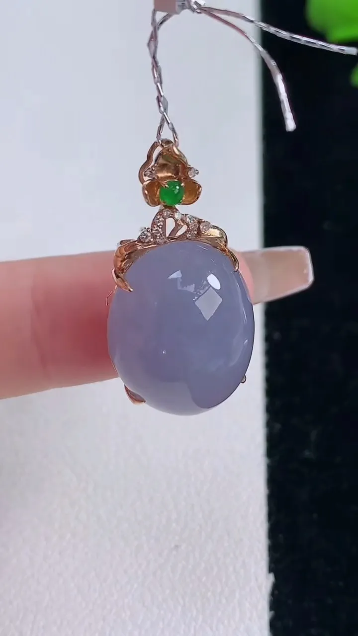 天然A货翡翠18K金紫罗兰蛋面吊坠，尺寸25.7-17.3-14-10，重量:4.58g
12月30