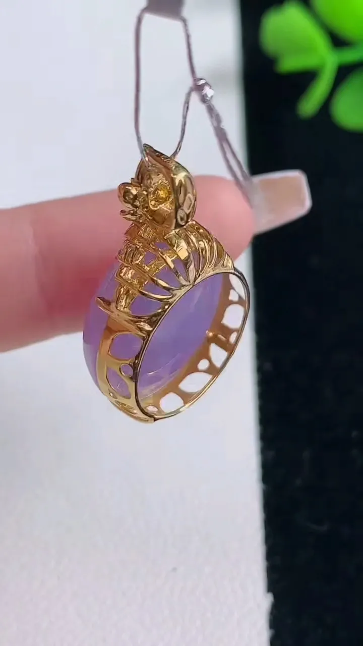 天然A货翡翠18K金紫罗兰蛋面吊坠，尺寸27-16.7-16.3-9.4，重量:5.46g
12月30日
