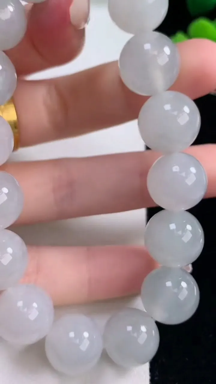 天然A货翡翠圆珠手串，尺寸13.2-16颗，重量:62.88g12月30日
工厂直销收藏佳品,种好水足，色泽均匀，有种有色，上手高大气！