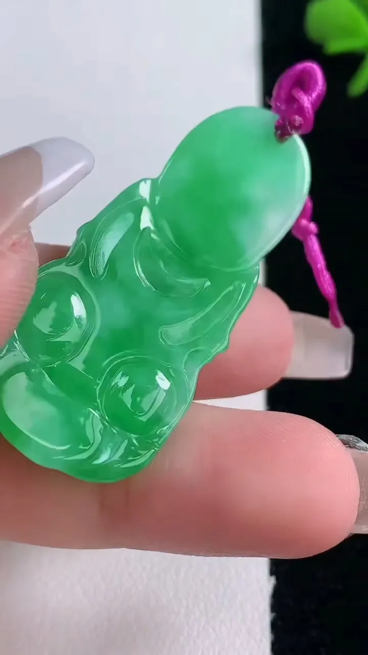 天然A货翡翠观音菩萨吊坠，尺寸43.2-19.7-4.8，重量:8.50g
12月30日