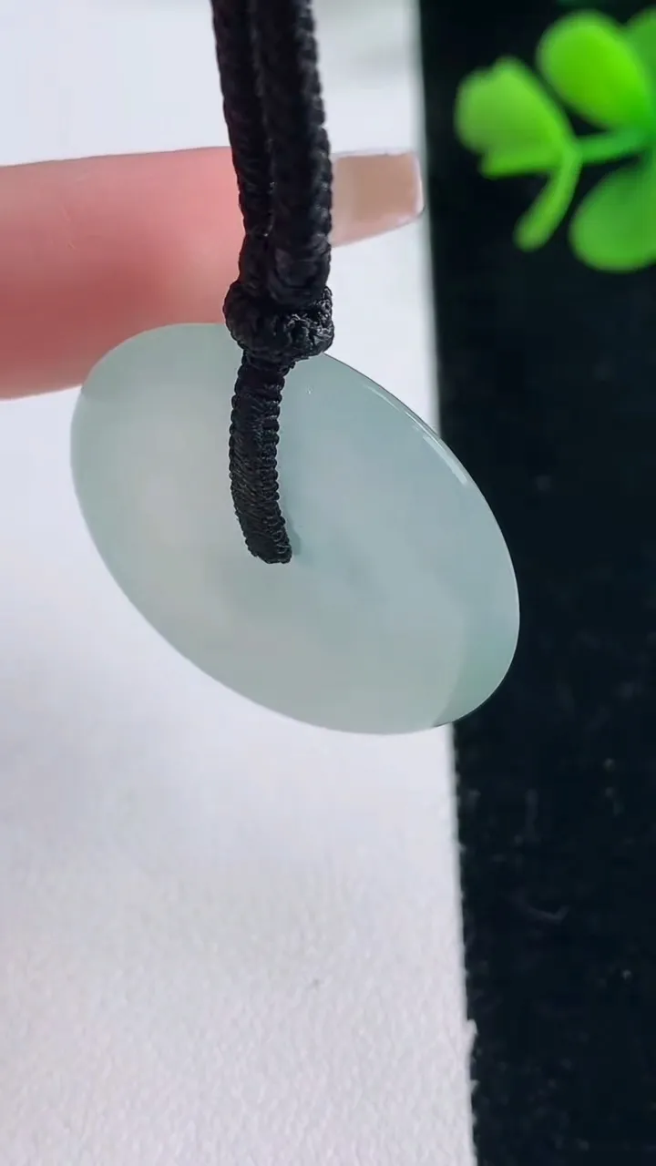 天然A货翡翠平安扣吊坠，尺寸29.7-6.3，重量:14.89g
12月30日