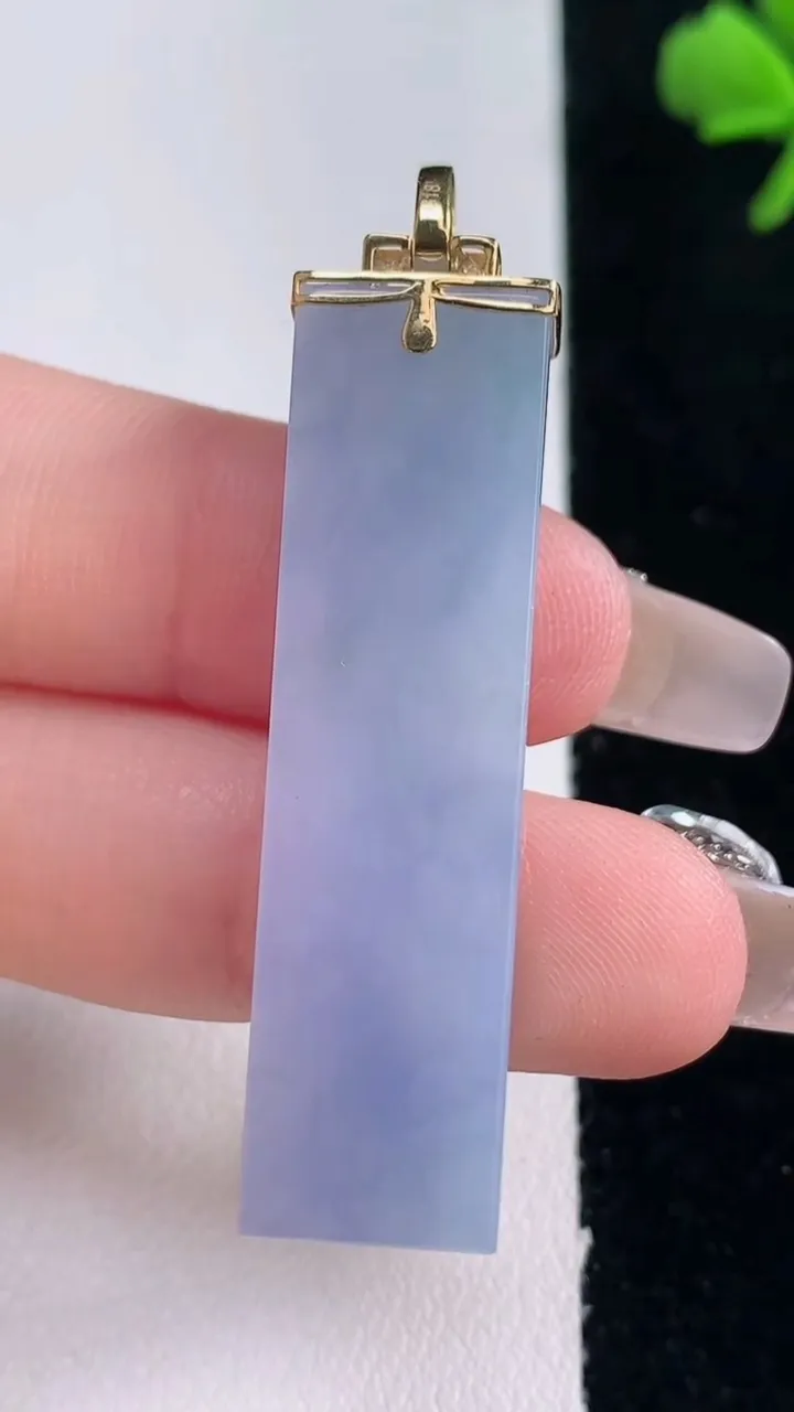 天然A货翡翠18K金紫罗兰无事牌吊坠，尺寸43.3-11-6，重量:11.12g
12月30日