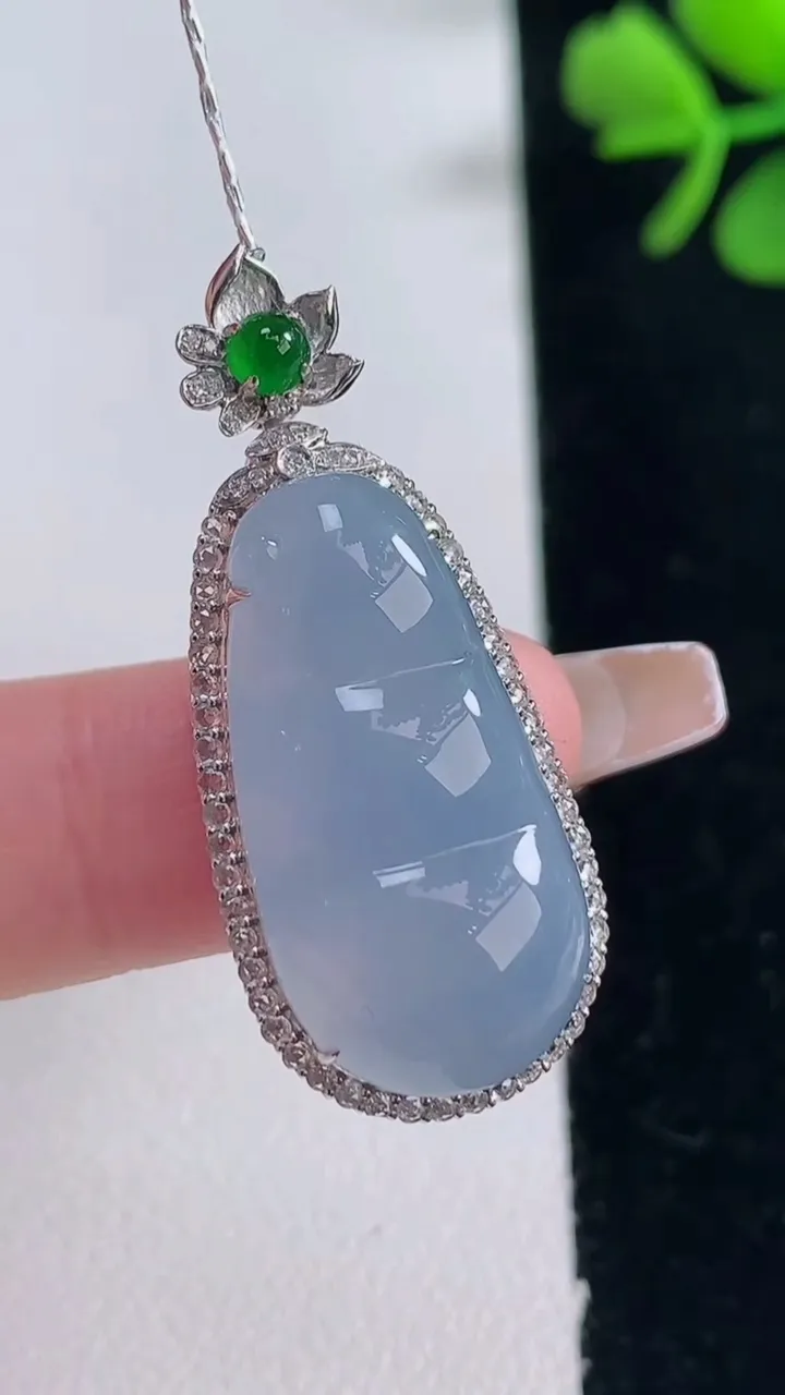 天然A货翡翠18K金紫罗兰福豆吊坠，尺寸36.4-15.3-8.9，25-12.6重量:6.49g
12月30日