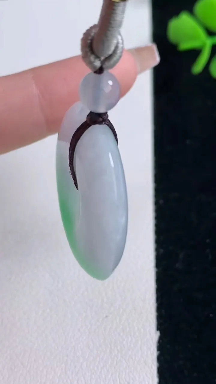 天然A货翡翠平安扣吊坠，尺寸30.2-6.4，重量:15.88g
12月30日