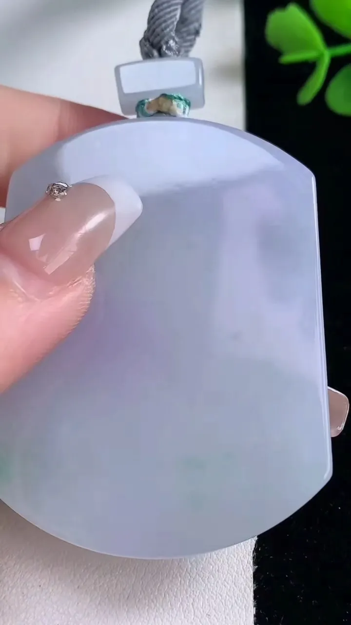 天然A货翡翠春带彩紫罗兰无事牌吊坠，尺寸55.8-42.5-5.7，重量:44.50g
12月30日