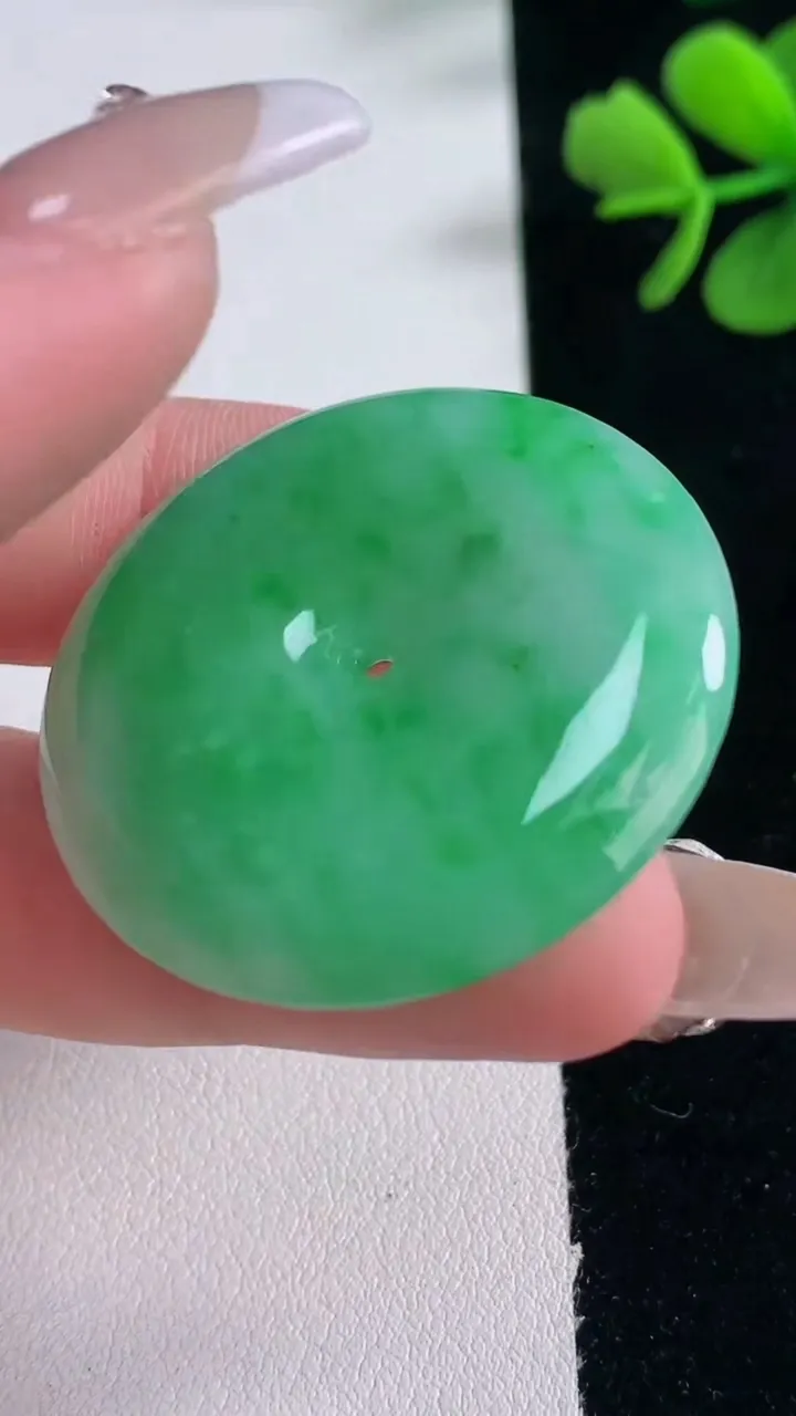 天然A货翡翠平安扣吊坠，尺寸35.3-5.7，重量:15.38g
12月30日