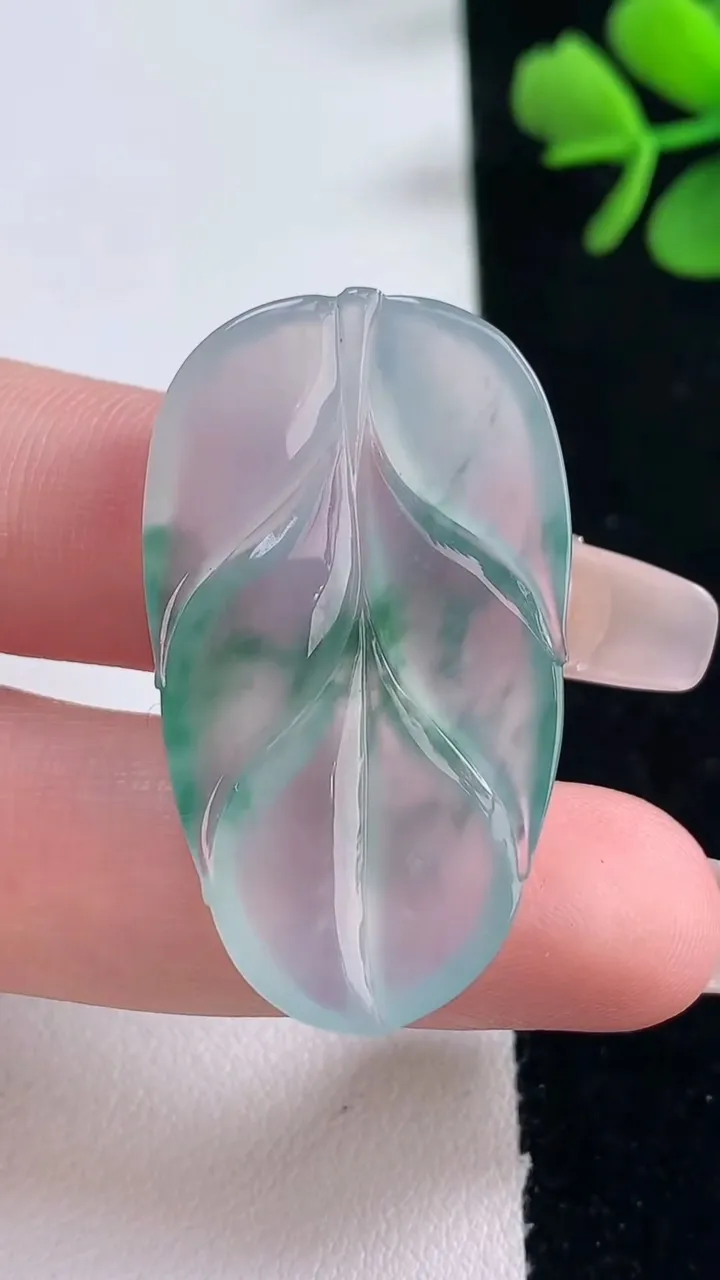 天然A货翡翠种飘花金枝玉叶 叶子吊坠，尺寸38.4-22-4，重量:6.70g
12月30日