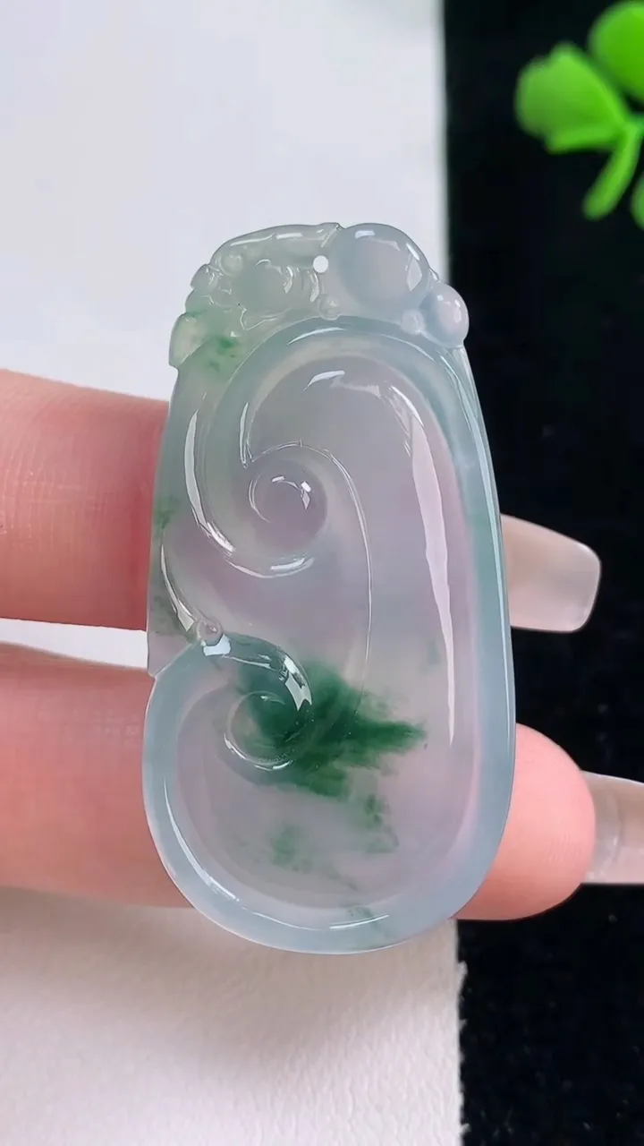 天然A货翡翠冰种飘花如意吊坠，尺寸44.7-22.8-4.7，重量:10.54g
12月30日