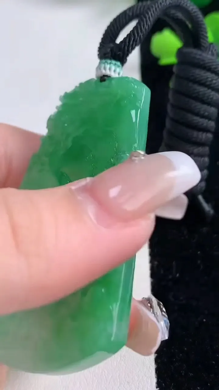 天然A货翡翠山水牌吊坠，尺寸59.5-40.2-5.6，重量:32.48g
12月30日