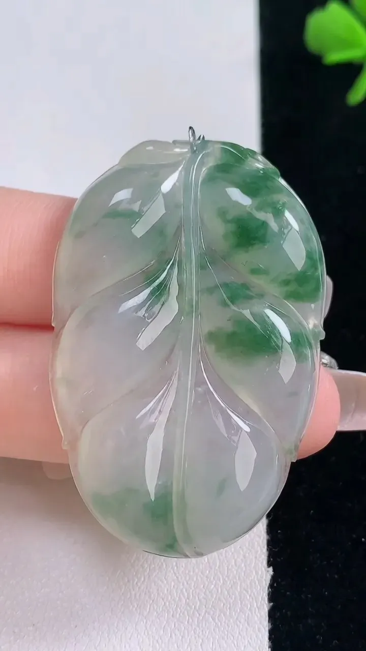 天然A货翡翠冰种飘花金枝玉叶 叶子吊坠，尺寸46.6-31.5-5.1，重量:15.91g
12月30日