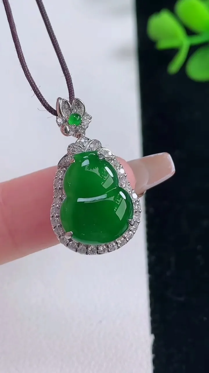 天然A货翡翠葫芦吊坠，尺寸25.5-14.4-7.7，裸石14-11重量:2.86g
12月30日