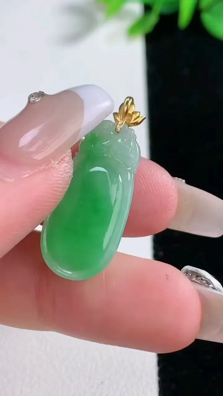 天然A货翡翠福瓜吊坠，尺寸24-11.8-4.1，重量:2.60g
12月30日