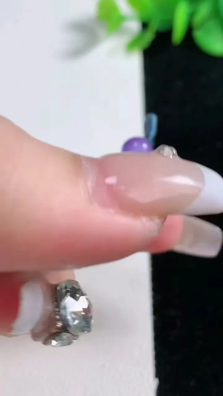 天然A货翡翠冰种飘花平安扣吊坠，尺寸39.2-5.3，重量:18.33g
12月30日