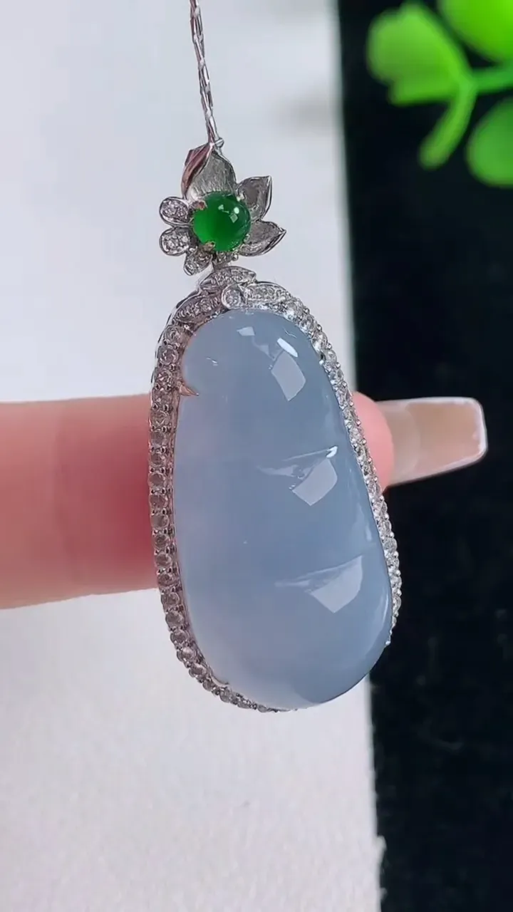 天然A货翡翠18K金紫罗兰福豆吊坠，尺寸36.4-15.3-8.9，25-12.6重量:6.49g
12月30日