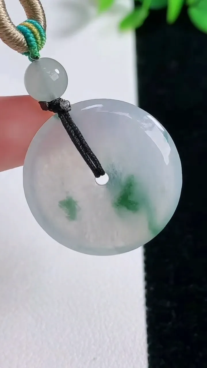 天然A货翡翠冰种飘花平安扣吊坠，尺寸23.4-3.9，重量:8.91g
12月30日